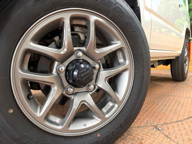 【純正16インチアルミホイール】外観にマッチした純正アルミホイールを装着しております。各種社外アルミホイールや、スタッドレスタイヤも取扱いしております。是非ご相談ください♪