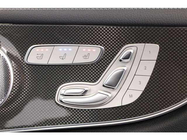 シートヒーターだけでなく、シートクーラーも搭載。1年中快適なドライブができます。オープンエア時に役立つ装備です。