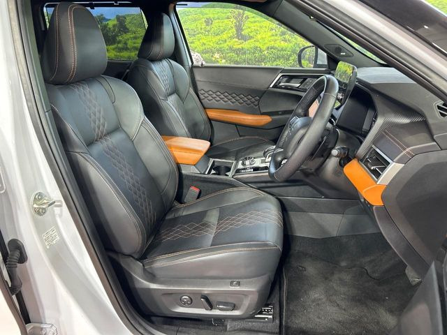 運転席まわりには十分なスペースがあり、大柄な方でもゆったり運転していただける環境です。