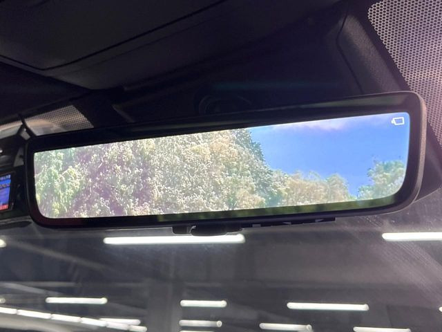 【デジタルインナーミラー】後席の大きな荷物や同乗者で後方が確認しづらい時でも安心!カメラが撮影した車両後方の映像をルームミラー内に表示。クリアな視界で状況の確認が可能です!