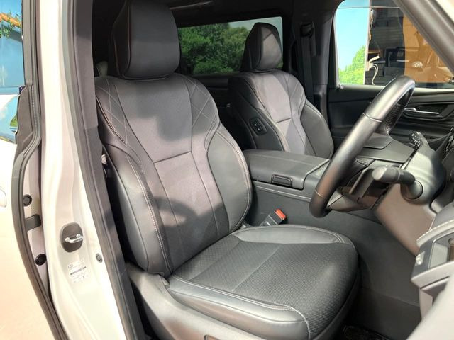 運転席シート廻りは使用感も少なく、良好な状態となっています。丁寧に使われていたことがよくわかりますね。