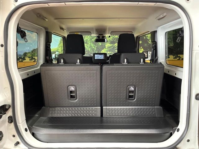 普段のお買い物や通勤、送迎等に十分な荷室スペースを確保しております。セカンドシートを倒すと、大きな荷物の積載も可能です♪