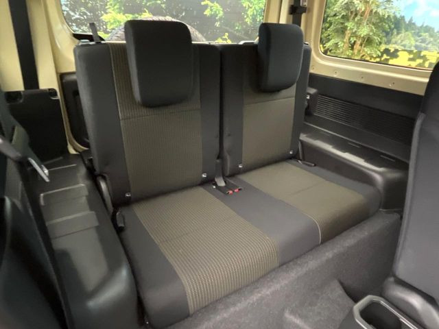 後部座席も気になるようなキズ・汚れやへたり等、大きなダメージはなく、良好な状態です。