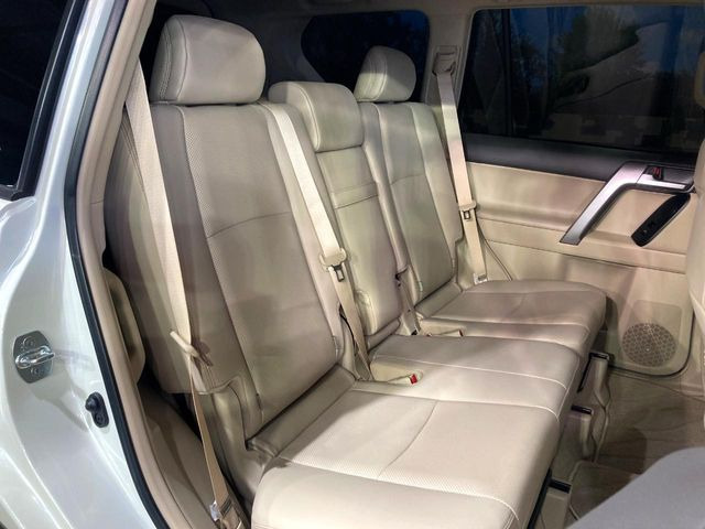 広々とした2列目シートは居住性が高く、居心地も快適!友達や家族とのお出かけにぴったりです。ベビーシートやチャイルドシート使用時も快適にお過ごしいただける十分な空間を確保しています。