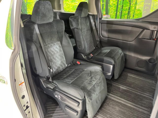 後部座席も気になるようなキズ・汚れやへたり等、大きなダメージはなく、良好な状態です。