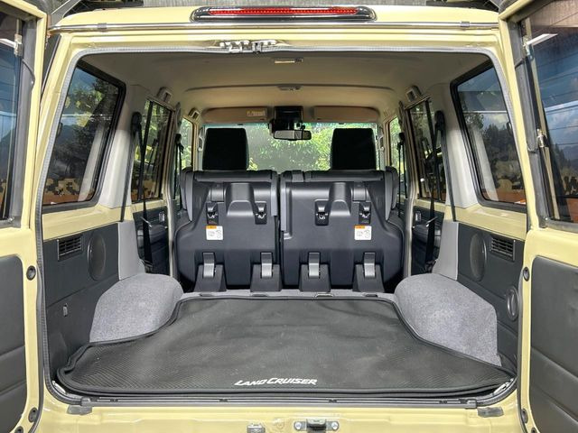 ���i�̂���������ʋ΁A���}���ɏ\���ȉ׎��X�y�[�X���m�ۂ��Ă���܂��B�Z�J���h�V�[�g��|���ƁA�傫�ȉו��̐ύڂ��\�ł���