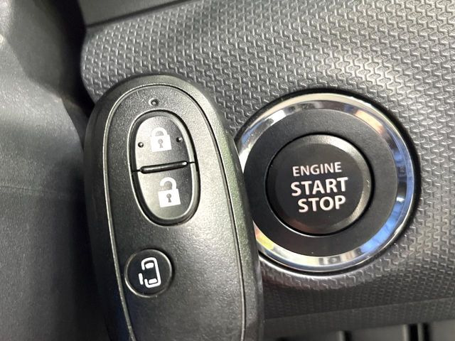 【キーレススタートシステム】カバンやポケットに入れたままでもドアの施錠・解錠が可能なスマートキーを装備。エンジンのオン・オフ時もカギを取り出す必要が無いからとっても便利です♪