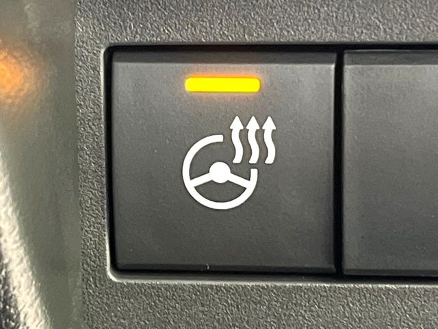 【ステアリングヒーター】冬場に冷たくなりやすい革巻きステアリングを、スイッチ一つで素早く適温に!エアコンよりも早く温まってくれるので、寒い日の運転も快適になりますね♪