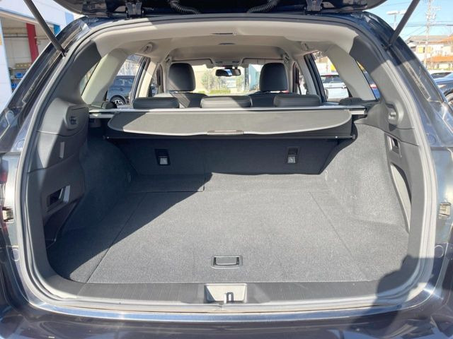 ���i�̂���������ʋ΁A���}���ɏ\���ȉ׎��X�y�[�X���m�ۂ��Ă���܂��B�Z�J���h�V�[�g��|���ƁA�傫�ȉו��̐ύڂ��\�ł���