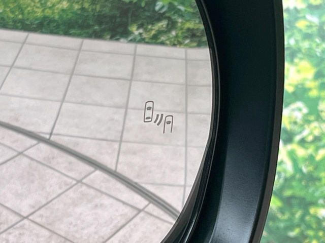 【ブラインドスポットモニター】走行中、ドアミラーの死角になりやすい箇所に後続車が接近するとサイドミラーのレンズに警告を表示!ドライバーに注意喚起をしてくれます。