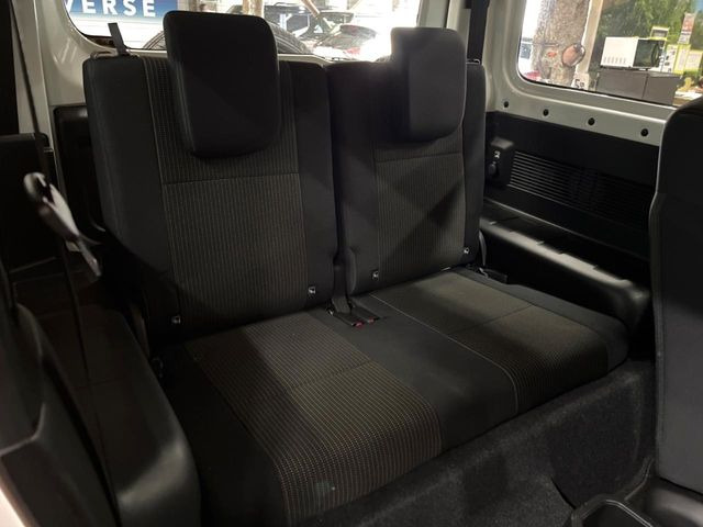 広々とした2列目シートは居住性が高く、居心地も快適!友達や家族とのお出かけにぴったりです。ベビーシートやチャイルドシート使用時も快適にお過ごしいただける十分な空間を確保しています。
