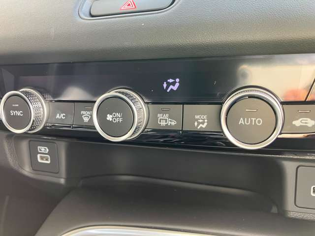 ★フルオートエアコン★好みの温度をセットするだけでエアコンの強さや風量を自動でコントロール★