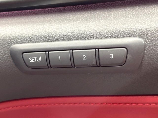 【メモリー機能付きパワーシート】ドライバーごとに設定したシート位置を記憶して、ボタン一つで切り替えできる便利な機能!運転する方が複数名いらっしゃるご家庭におすすめです♪