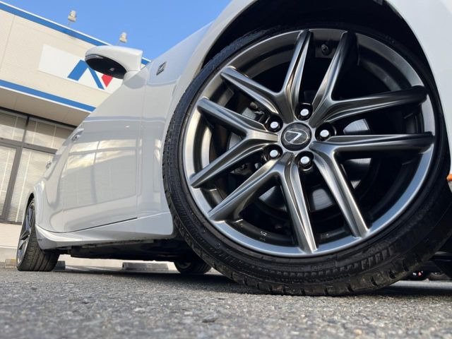 �y����18�C���`�A���~�z�C�[���z�O�ςɃ}�b�`���������A���~�z�C�[���𑕒����Ă���܂��B�e��ЊO�A���~�z�C�[����A�X�^�b�h���X�^�C�����戵�����Ă���܂��B���񂲑��k����������