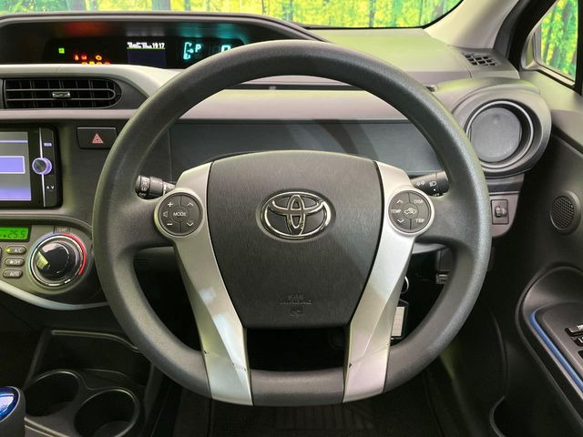 �C���e���A�ɍ��킹���f�U�C���̃X�e�A�����O�́A�^�]�������̂��Ƃ��l���A�^�]���₷���`��A�傫���ł��B�����x�A���ۂɐG���Ă��m���߂��������B