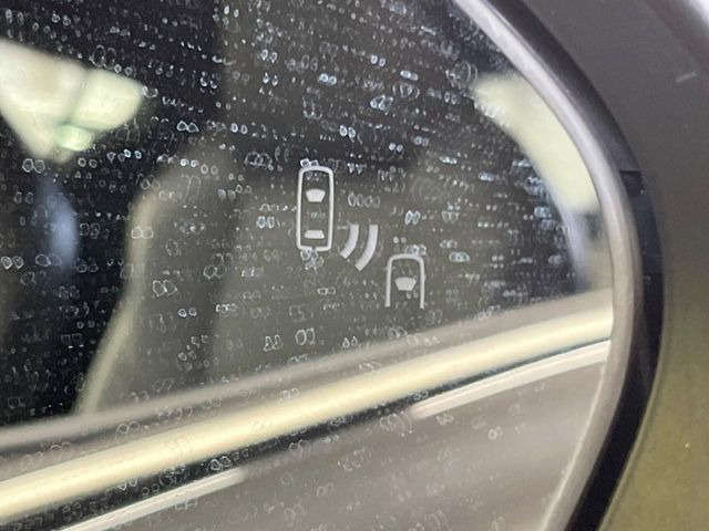 【ブラインドスポットモニター】走行中、ドアミラーの死角になりやすい箇所に後続車が接近するとサイドミラーのレンズに警告を表示!ドライバーに注意喚起をしてくれます。