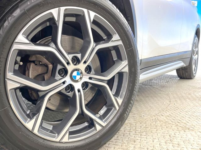 ●純正18インチアルミホイール:輸入車ならではの卓越した走りを支えるホイールと足回りです!日本車の走りに慣れている方にもぜひ体感して頂きたいほど、高いレベルでまとまっています!