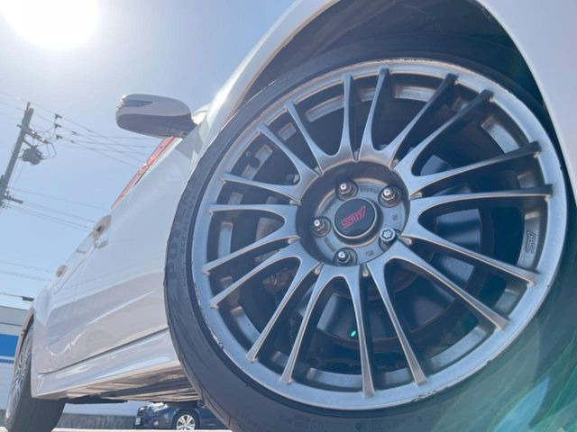 �y�����I�v�V����BBS18�C���`�A���~�z�C�[���z�����I�v�V�����z�C�[���𑕒��B���s���\�̌���ɉ����A�O�ς����X�^�C���b�V���ɂȂ��Ă��܂��B