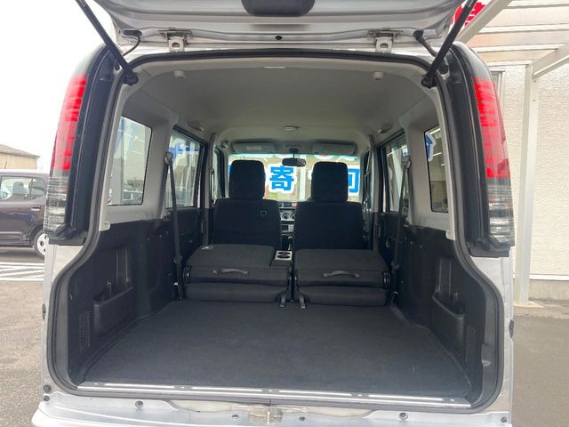 ���i�̂���������ʋ΁A���}���ɏ\���ȉ׎��X�y�[�X���m�ۂ��Ă���܂��B�Z�J���h�V�[�g��|���ƁA�傫�ȉו��̐ύڂ��\�ł���