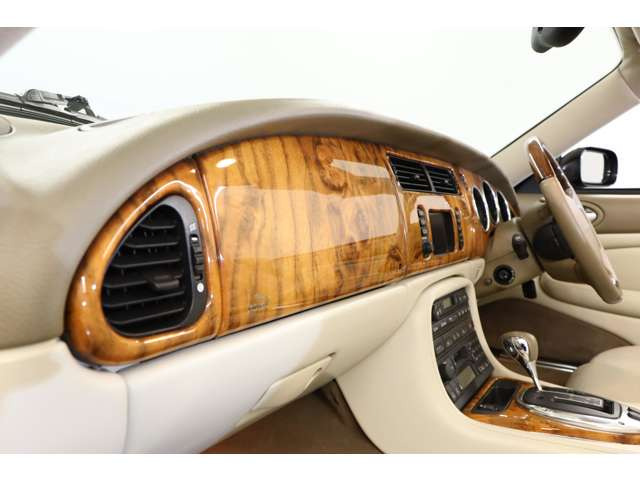 �E�b�h�p�l���́A�V�R�؂̔����������Ɖ������������㎿�Ȏd�グ�ŁA�C���e���A�ɍ������Ɖ����݂�Y���܂��B�ו��܂Œ��J�Ɏd�グ���A�ԓ��S�̂̃G���K���g�ȕ��͋C����w�������Ă܂��B