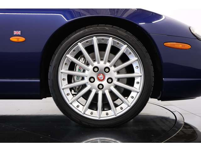 20�C���`&ldquo;�Z�p��&rdquo;R Performance�A���C�z�C�[���́ABBS�А���2�s�[�X�\�����̗p���A���������ƌy�ʐ������˔����Ă��܂��B�������ꂽ�f�U�C���������𐸜��Ɉ������߂Ă��܂��B