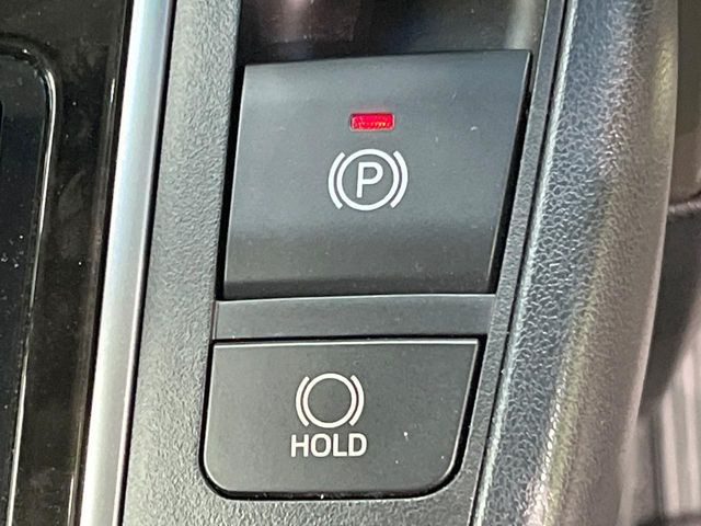 【電動パーキングブレーキ】パーキングブレーキは便利な電動式!ボタン一つで操作でき、アクセルを踏めば自動で解除されます♪レバーやペダルが無いので運転席廻りもすっきりしますね♪