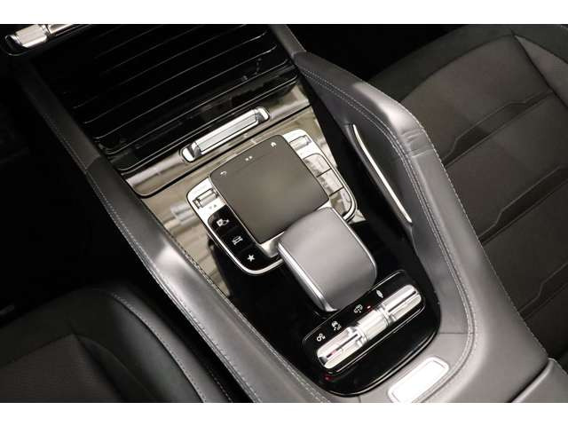 AMG��p�X�|�[�c�G�O�]�[�X�g���t�ł�d����V8�T�E���h�͊��\�ł������܂��B�܂��A���[�h�ؑւɂ�艹�ʂ⎿����ω������A�C���ɍ��킹���T�E���h�̌����\�ł������܂��B