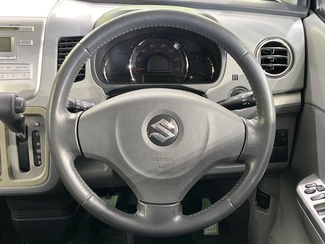 �C���e���A�ɍ��킹���f�U�C���̃X�e�A�����O�́A�^�]�������̂��Ƃ��l���A�^�]���₷���`��A�傫���ł��B�����x�A���ۂɐG���Ă��m���߂��������B