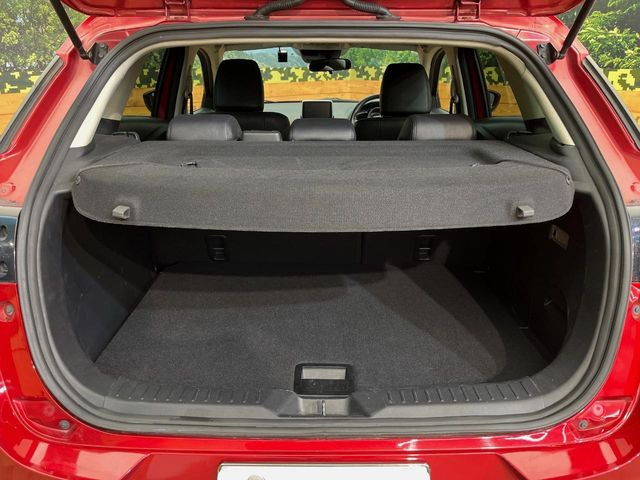 ���i�̂���������ʋ΁A���}���ɏ\���ȉ׎��X�y�[�X���m�ۂ��Ă���܂��B�Z�J���h�V�[�g��|���ƁA�傫�ȉו��̐ύڂ��\�ł���