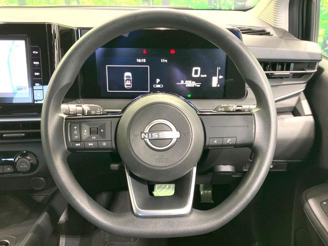 �C���e���A�ɍ��킹���f�U�C���̃X�e�A�����O�́A�^�]�������̂��Ƃ��l���A�^�]���₷���`��A�傫���ł��B�����x�A���ۂɐG���Ă��m���߂��������B