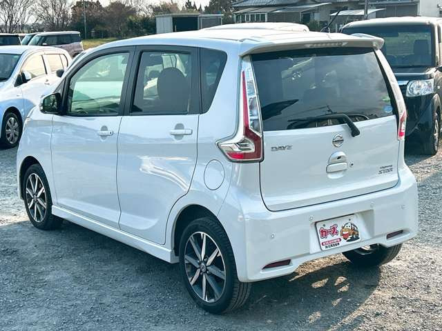 ���X�ł͌y�����Ԃ��畁�ʎԂ܂ŕ��L���I�[�����[�J�[�̎Ԏ�E�F�E�O���[�h��L�x�ɑ����Ă���܂��B