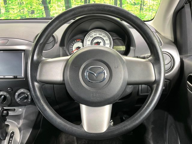 �C���e���A�ɍ��킹���f�U�C���̃X�e�A�����O�́A�^�]�������̂��Ƃ��l���A�^�]���₷���`��A�傫���ł��B�����x�A���ۂɐG���Ă��m���߂��������B