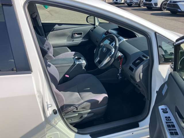 運転席は足元広々です。リラックスして運転できますね。