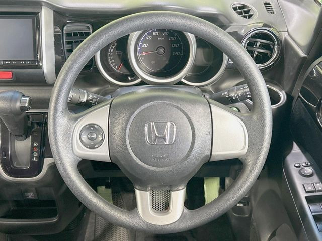 �C���e���A�ɍ��킹���f�U�C���̃X�e�A�����O�́A�^�]�������̂��Ƃ��l���A�^�]���₷���`��A�傫���ł��B�����x�A���ۂɐG���Ă��m���߂��������B