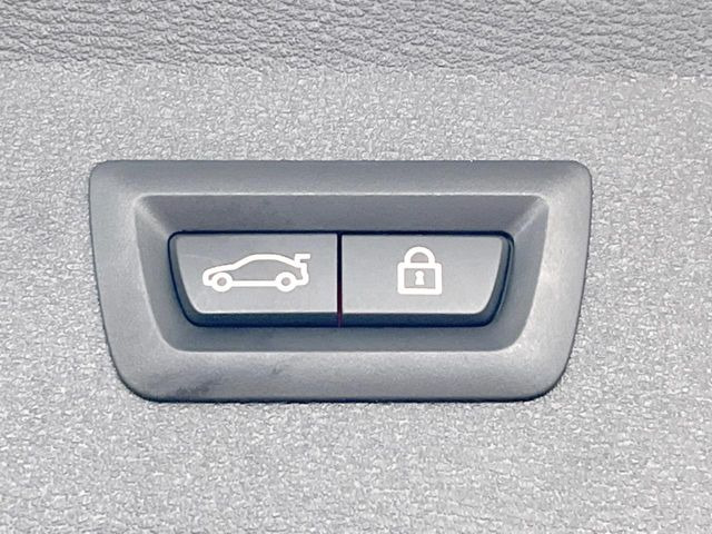 ●電動リアゲート(オプション装備):ワンタッチでリアゲートの開閉ができ、荷物などで両手が塞がっている状態でも簡単に開閉ができる便利機能です。