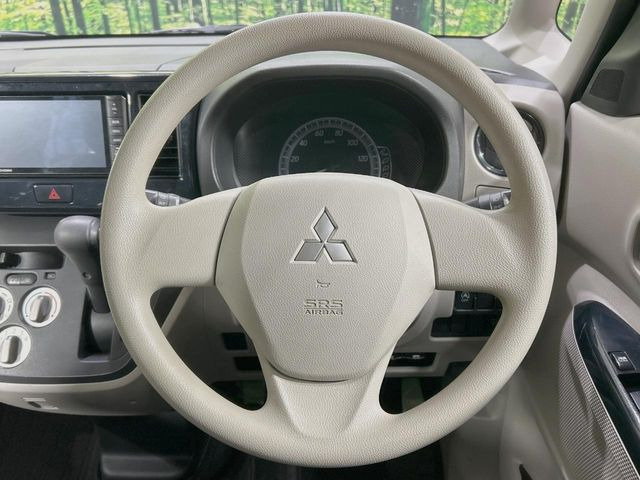 �C���e���A�ɍ��킹���f�U�C���̃X�e�A�����O�́A�^�]�������̂��Ƃ��l���A�^�]���₷���`��A�傫���ł��B�����x�A���ۂɐG���Ă��m���߂��������B