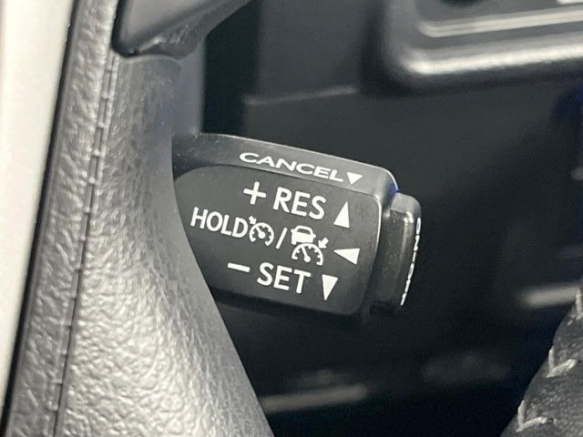 【レーダークルーズコントロール】高速道路での長距離走行が楽に!!自動で速度を保つクルーズコントロールが、衝突軽減システムと連携し、前方の車両を感知して車間を保つように速度調節してくれます!!