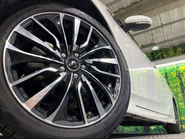 【17インチアルミホイール】外観にマッチしたアルミホイールを装着しております。各種アルミホイールや、スタッドレスタイヤも取扱いしております。是非ご相談ください♪