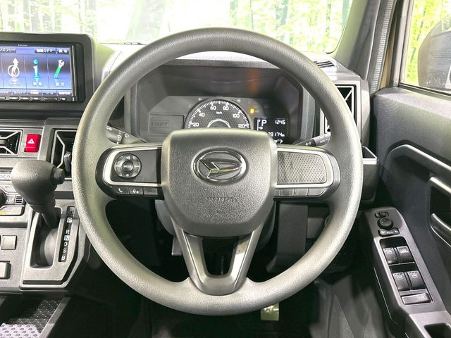 �C���e���A�ɍ��킹���f�U�C���̃X�e�A�����O�́A�^�]�������̂��Ƃ��l���A�^�]���₷���`��A�傫���ł��B�����x�A���ۂɐG���Ă��m���߂��������B