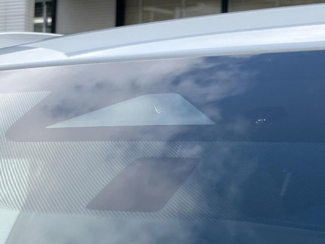 【三菱e-Assist】走行中に前方の車両等を認識し、衝突しそうな時は警報とブレーキで衝突回避と被害軽減をアシスト。より安全にドライブをお楽しみいただけます。