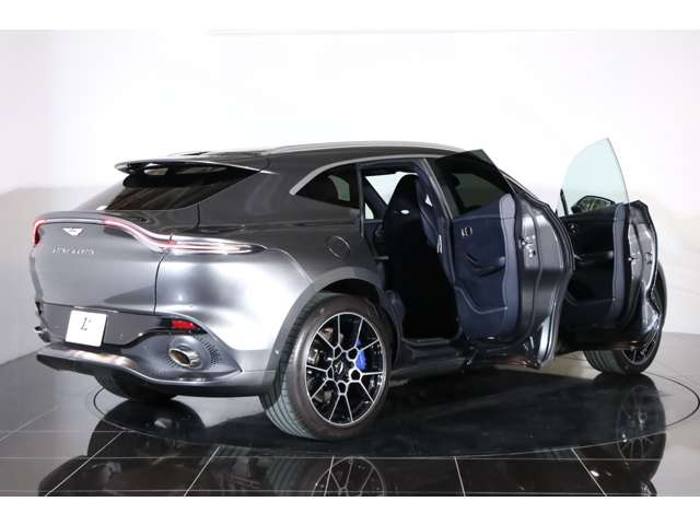 日常の使いやすさと高級感を両立。後席へのアクセスもスムーズで、家族や同乗者にも贅沢な時間を提供します。