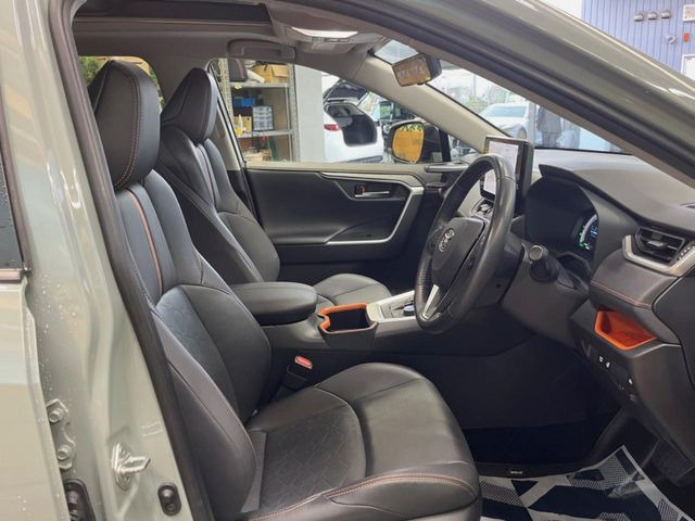 【合皮レザーシート】汚れのふき取りが容易でメンテナンスもが簡単な、機能性に優れる合成皮革を採用した上質なシートです。座り心地もよく、高級感あふれる心地良い車内空間を演出してくれます。