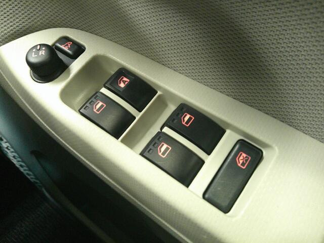 �p���[�E�B���h�E�͉^�]�Ȃ̃X�C�b�`�̂݃I�[�g�@�\����������Ă���܂��B�E�B���h�E���b�N����������Ă���̂ŁA���q�l�ƈꏏ�̎������S�ł��ˁB