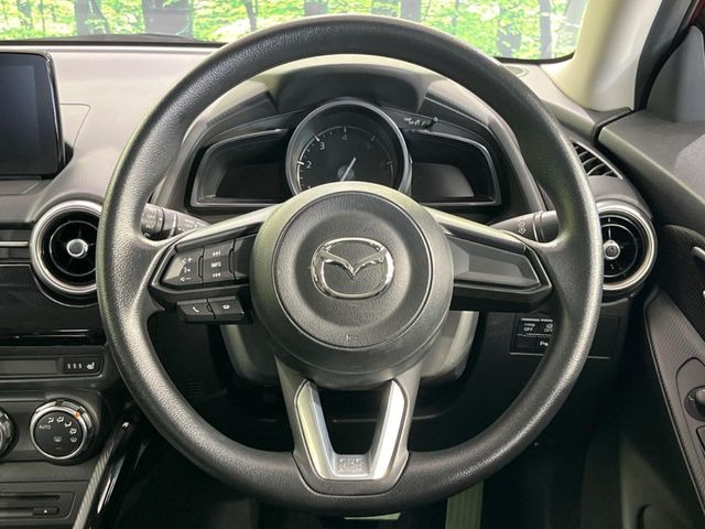 �C���e���A�ɍ��킹���f�U�C���̃X�e�A�����O�́A�^�]�������̂��Ƃ��l���A�^�]���₷���`��A�傫���ł��B�����x�A���ۂɐG���Ă��m���߂��������B