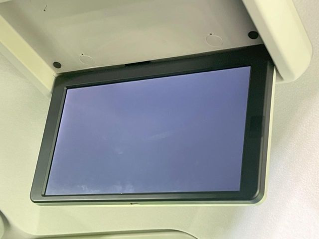 【フリップダウンモニター】大画面モニターで後席でもエンタメをお楽しみいただけます。小さなお子様にも大人気の装備です♪