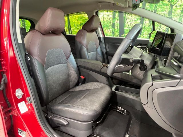 【ハーフレザーシート】高級感と座り心地を両立した人気のシート♪背面・座面のファブリック素材は、通気性の良さや滑りにくさに優れています。気温や服装に左右されず快適にお乗りいただけます。