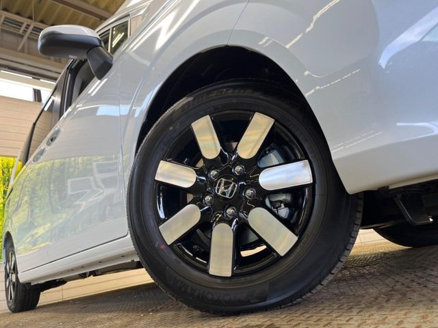 �y����15�C���`�A���~�z�C�[���z�O�ςɃ}�b�`���������A���~�z�C�[���𑕒����Ă���܂��B�e��ЊO�A���~�z�C�[����A�X�^�b�h���X�^�C�����戵�����Ă���܂��B���񂲑��k����������