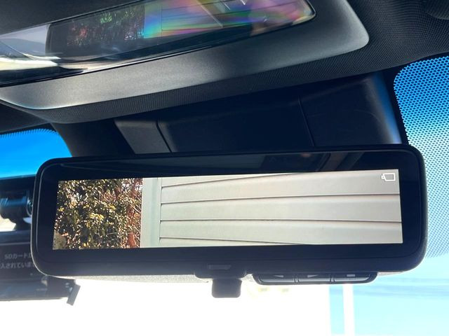 【デジタルインナーミラー】後席の大きな荷物や同乗者で後方が確認しづらい時でも安心!カメラが撮影した車両後方の映像をルームミラー内に表示。クリアな視界で状況の確認が可能です!