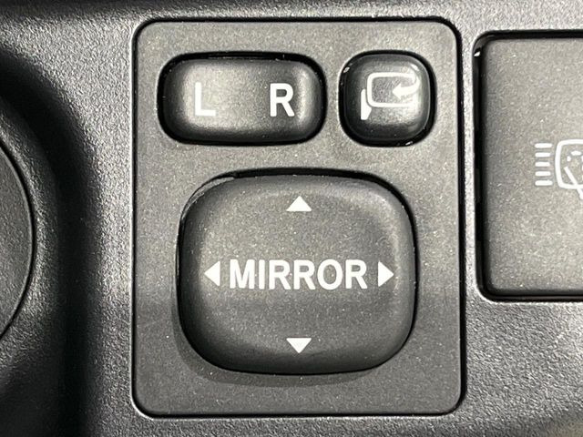 �y�d���i�[�~���[�z�T�C�h�~���[�͓d���i�[���ƂȂ��Ă���A�������ԏ�ł��L�Y�������X�N��}�����܂��B