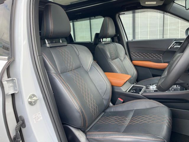 【黒革シート】上質な本革を使用し、高級感あふれる黒革シート。常に体に触れる部分だから、座り心地の良さにはこだわりたいですね♪汚れの付着や劣化を抑制する内装コーティング施工もおススメですよ♪